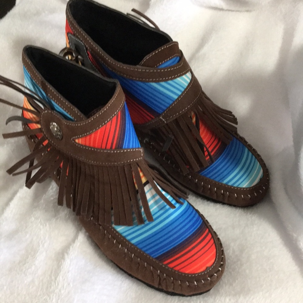 Woman’s blue and red striped w/brown fringe trim slipon heeled moccasins size 7